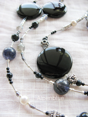 オニキスなどのロングネックレス