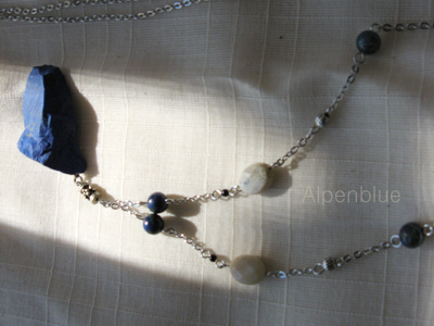 使用天然石：ラピスラズリ（原石）、アズライト、アフリカンオパール、オニキス