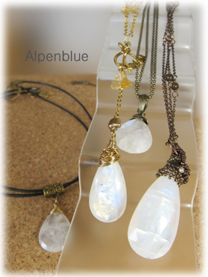 使用天然石：レインボームーンストーン