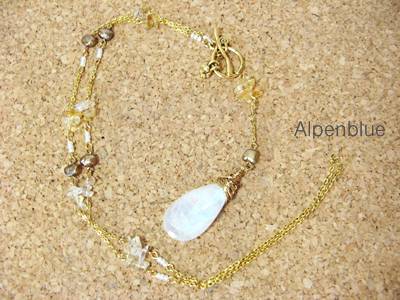 使用天然石：レンボームーンストーン